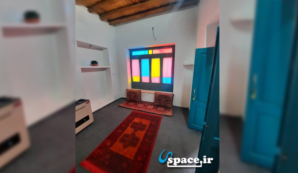 نمای داخلی اتاق سرخدار اقامتگاه کاشانه - شاهرود - شهر بسطام
